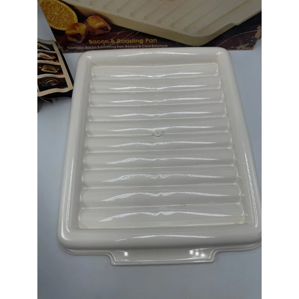 Vintage Rubbermaid Microwave Cookware Bacon Roasting Pan White 5166 with Box
